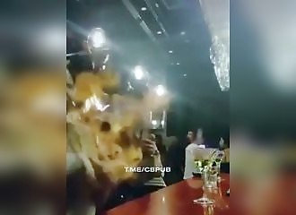 Elle voulait un cocktail, mais il semble trop chaud pour elles !