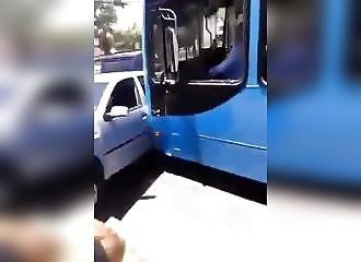 Un chauffeur de bus percute deux voitures pour pouvoir prendre la fuite