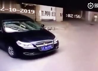 De vilains gamins mettent le feu à une voiture (Chine)