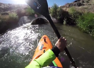Un kayakiste vit une expérience folle en descendant une rivière