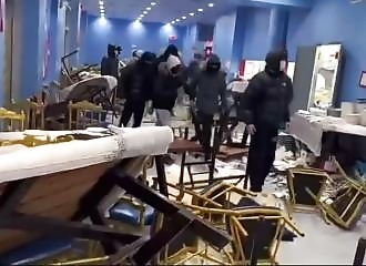 Teenagers vandalize restaurant in Queens
