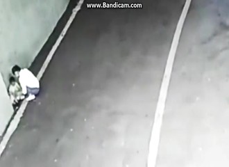 Cette mère potentiellement criminelle, est filmée en train d’abandonner son enfant au bord d’une route