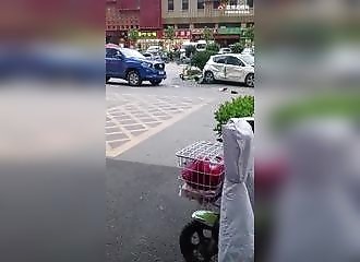 Road rage: Il détruit une petite voiture en lui fonçant dessus à de multiples reprises avec son pickup !