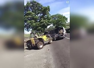Un fermier dégage une voiture gênante avec son chariot élévateur !