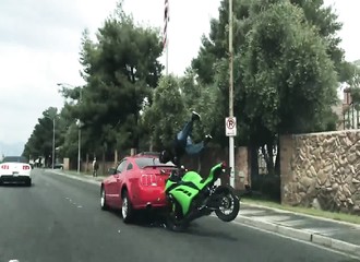 Un motard percute méchamment une voiture suite à l'arrêt soudain de cette dernière