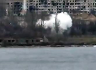 Une roquette russe touche un appartement ukrainien, un résident s'envole ... et survit ! (Public averti)