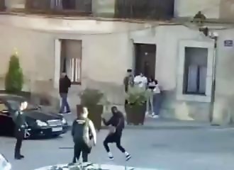 Scène grotesque en Espagne alors que deux policiers tentent d'arrêter un ninja
