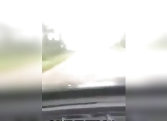 Foncer à un passager à niveau alors que le train arrive