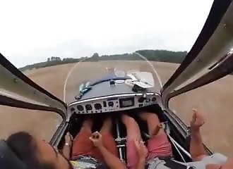Leur moteur tombe en panne, ils atterrissent dans un champ