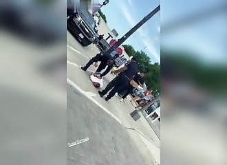 Une énorme bagarre stoppée par la police (qui n'hésite pas à utiliser la méthode forte)