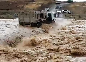 Ce conducteur de camion pense qu’il peut vaincre les forces de la nature et il a tort !