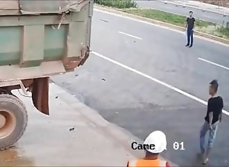 Un camion tourne n’importe comment et manque de tuer un motocycliste