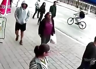 Turquie : une blonde pète une durite en voyant deux femmes voilées dans la rue