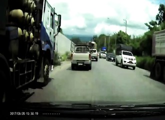 Thaïlande : victime d’un problème de freins, un camion chargé en bonbonne de gaz sème le chaos sur une route