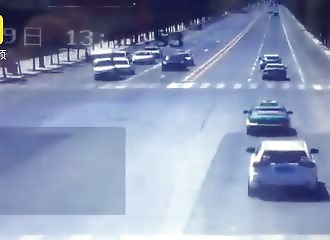 Un camion de livraison se fait emporter par une soudaine mini tornade (Chine)