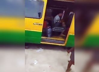 Des passagers descendent d’un bus dans lequel se trouve un ressortissant asiatique (Ghana)