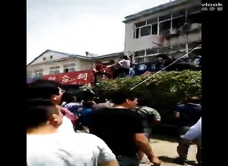 Prises au piège dans un immeuble en feu, plusieurs personnes sont secourues d’une manière insolite (Chine)
