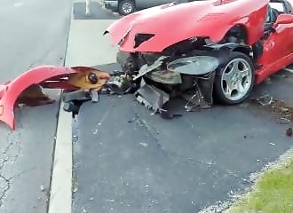 Il se mange un poteau lors d'une course sauvage