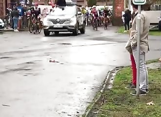 Belgique : chaos total lorsqu’une voiture freine devant des cyclistes au départ d’une course